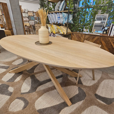 Ovaler Eichenholz Esstisch