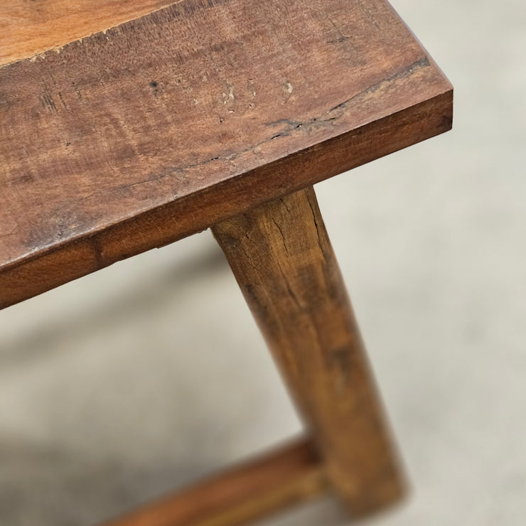 Rustikaler Hocker aus altem Holz