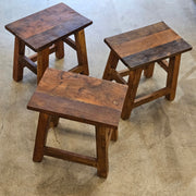 Rustikaler Hocker aus altem Holz