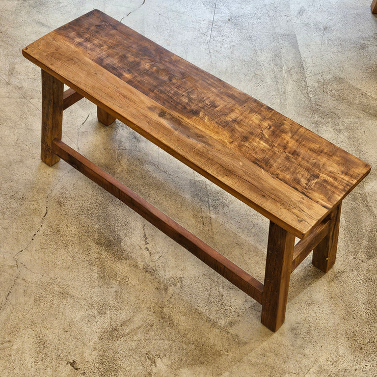Rustikaler Hocker aus altem Holz - L