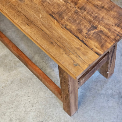 Rustikaler Hocker aus altem Holz - L