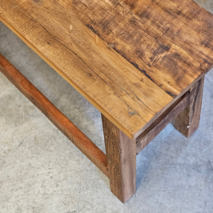 Rustikaler Hocker aus altem Holz - L