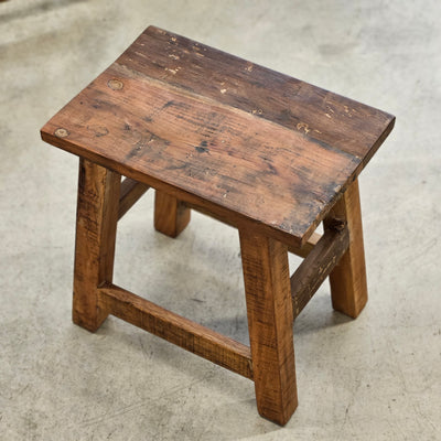 Rustikaler Hocker aus altem Holz