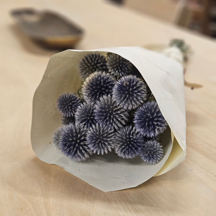 Trockenblumenstrauss - Blaue Kugeldistel