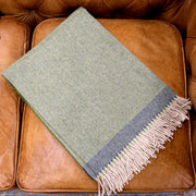 wiederverwertete-wolle-kuscheldecke-land